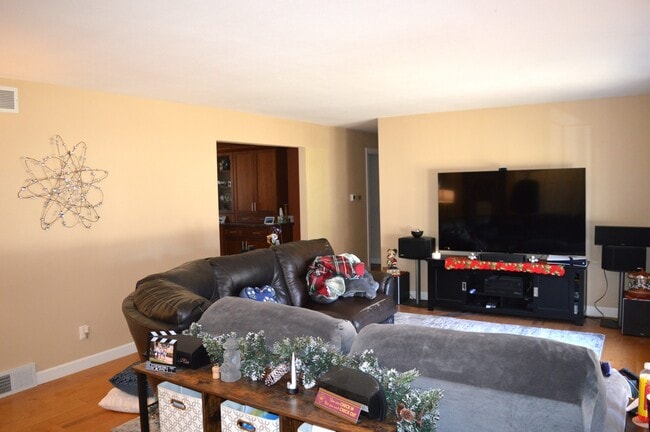 Photo - 17 Dumont Cir