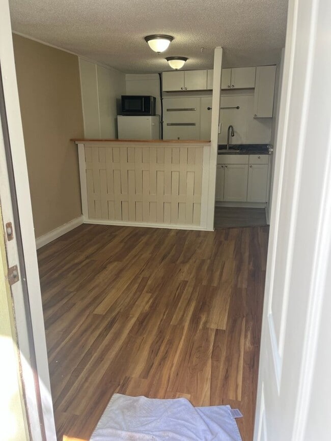 Building Photo - 1 bed 1 bath near UF law school