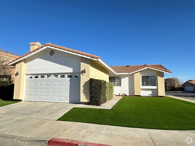 Building Photo - East Palmdale Home in Gated Community