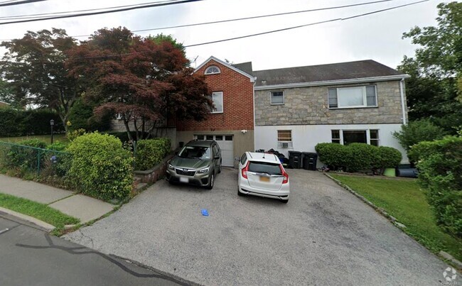 Building Photo - 74 Gainsborg Ave E Unit 2nd Floor Rental