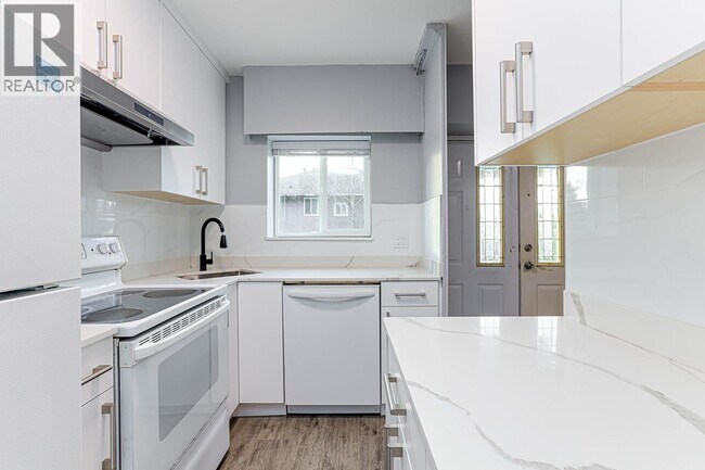 Photo - 811 Duthie Ave