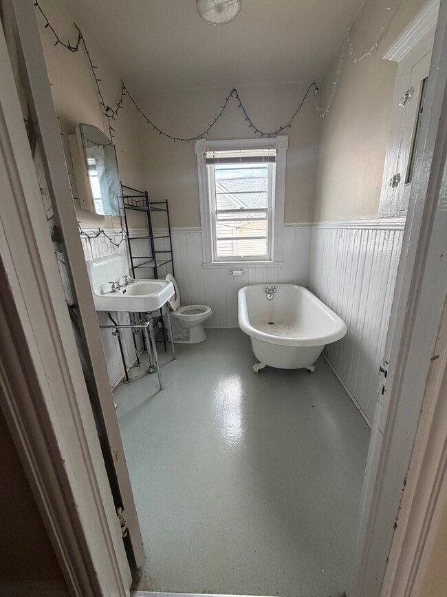 Bath 1 - 319 West St Unit 321