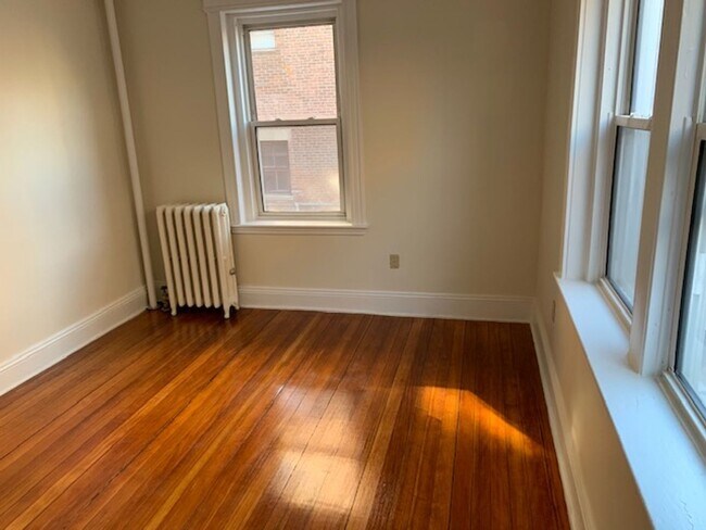 Photo - No Fee! Avl NOW - 3BR on Beacon St right o...