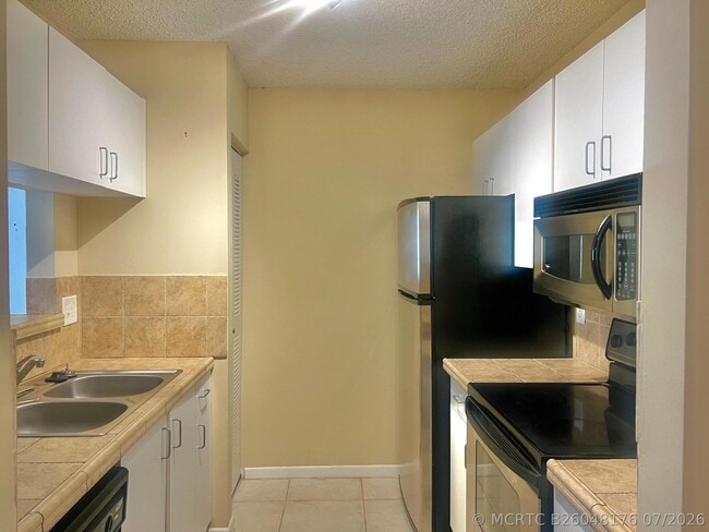 1743 Village Blvd Unidad 205