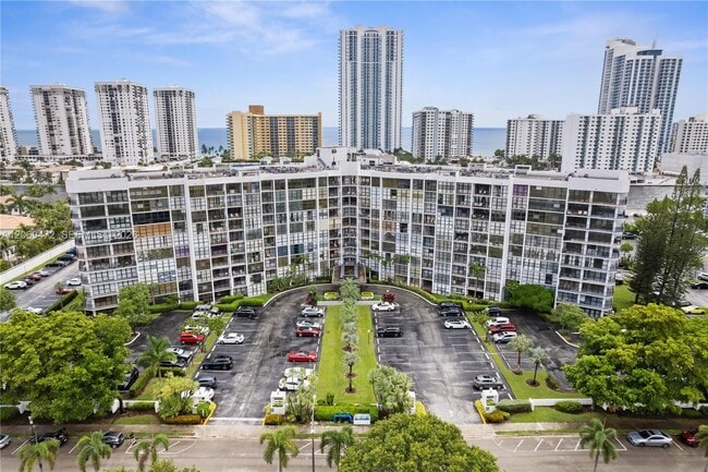 Building Photo - 1000 Parkview Dr Unit 614