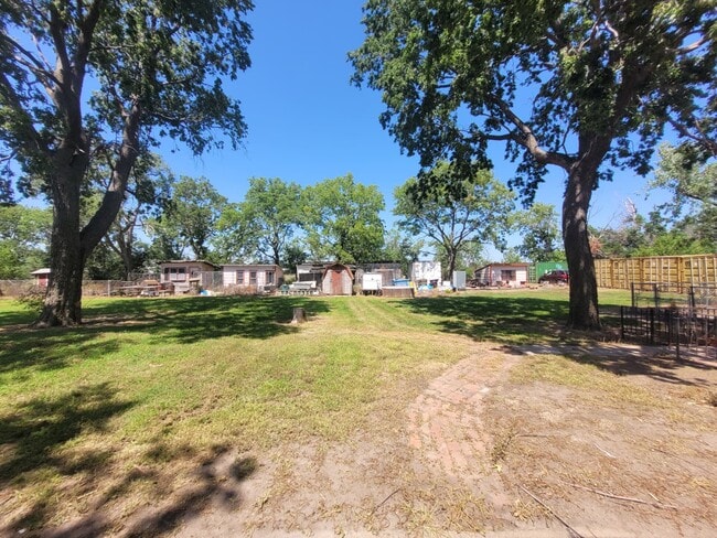 Photo - 802 E 15th St