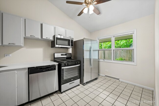 Photo - 327 E Lake St