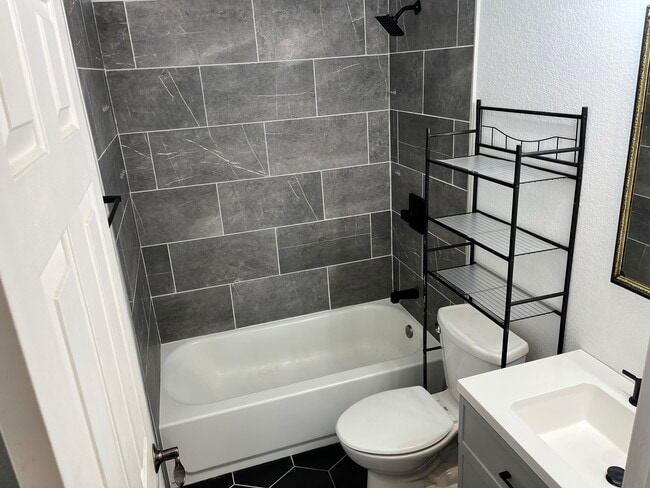 Photo - 517 Broadview Dr