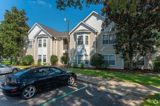 Building Photo - 2 Bedroom Apartment Overlooking Pool