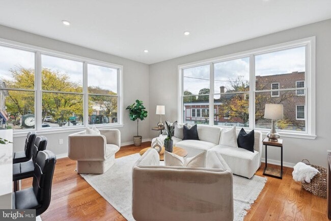Building Photo - 100 Forrest Ave Unit 203