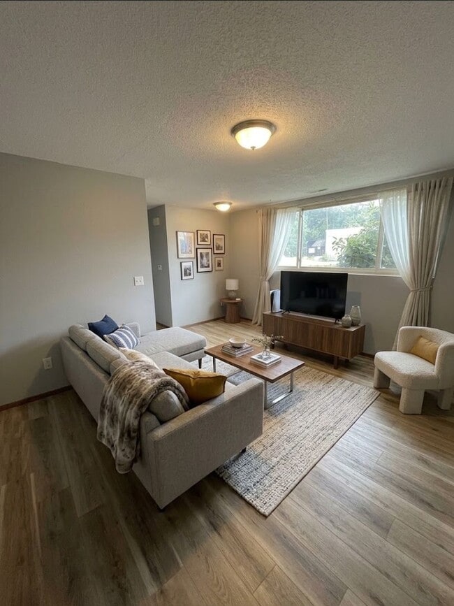 1133 Dixon Dr