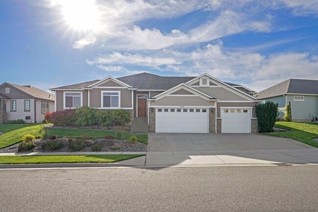 Building Photo - Beautiful 3 bedroom 2 bath Home On The Pla...