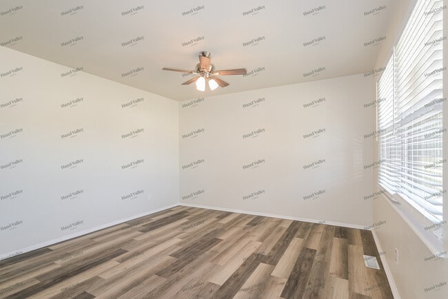 Photo - 2950 Aintree Dr