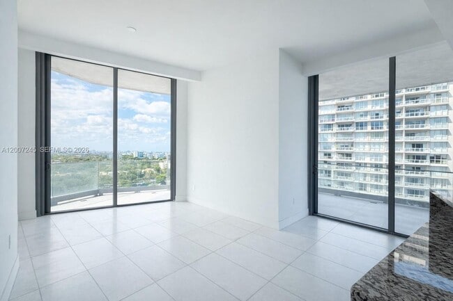 Photo - 175 SE 25th Rd Unidad 1204