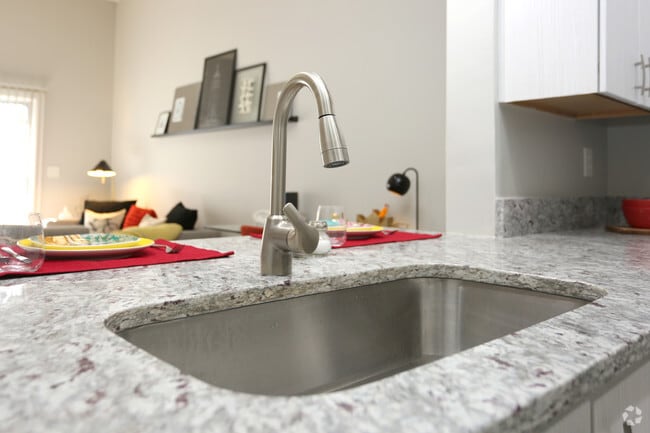 1BR, 1BA - 735 SF - N. Highland Steel