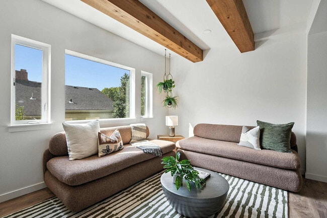 Building Photo - 925 NE 23rd Ave Unit ID1309841P Rental