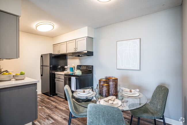 2BR, 2BA - 1,014SF - Dining Room - Paragon Apartments