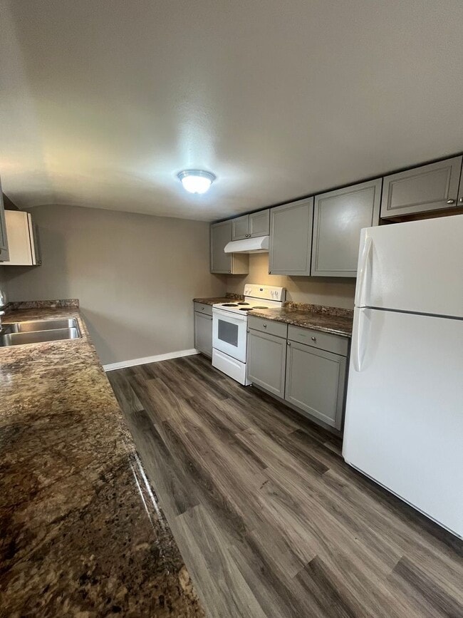 Building Photo - 4-Bedroom 1 1/2-Bath home in Junction City