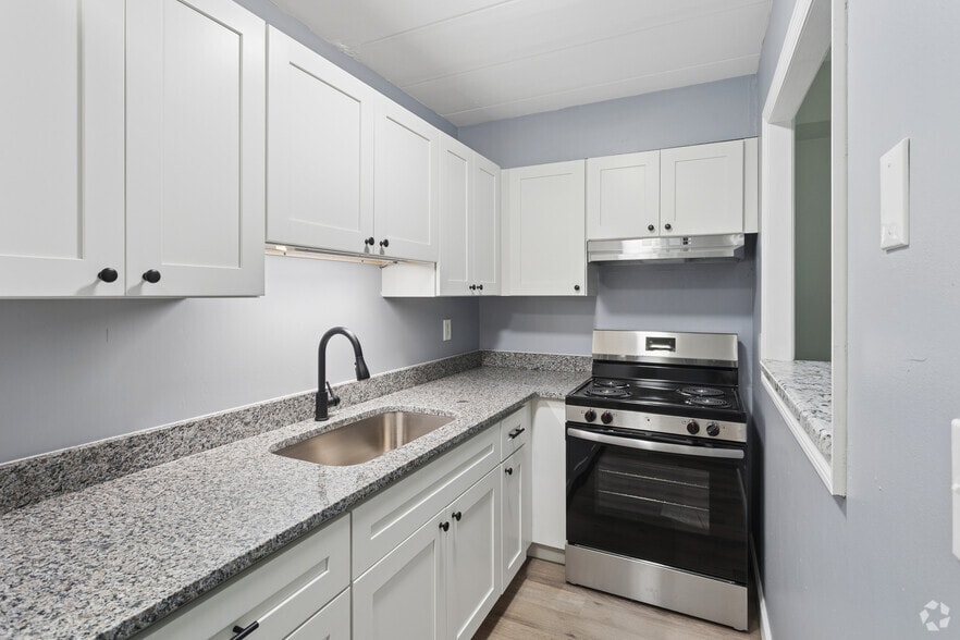 2BR, 1BA - 644SF - Kitchen