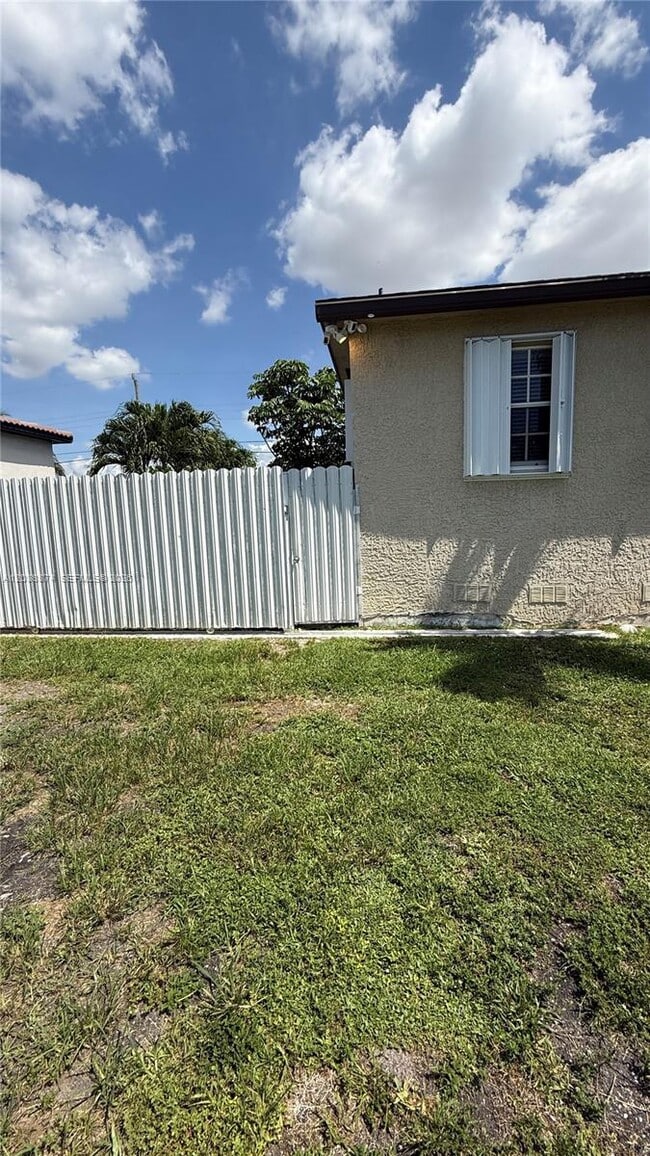 Building Photo - 8281 SW 28th St Unit A