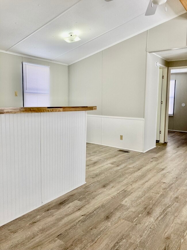 Photo - 870 Tower Rd SE