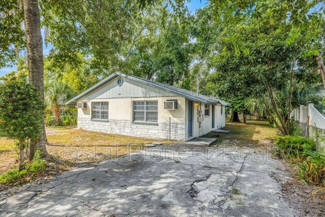 Building Photo - 9610 N 12th St Unit Apt B