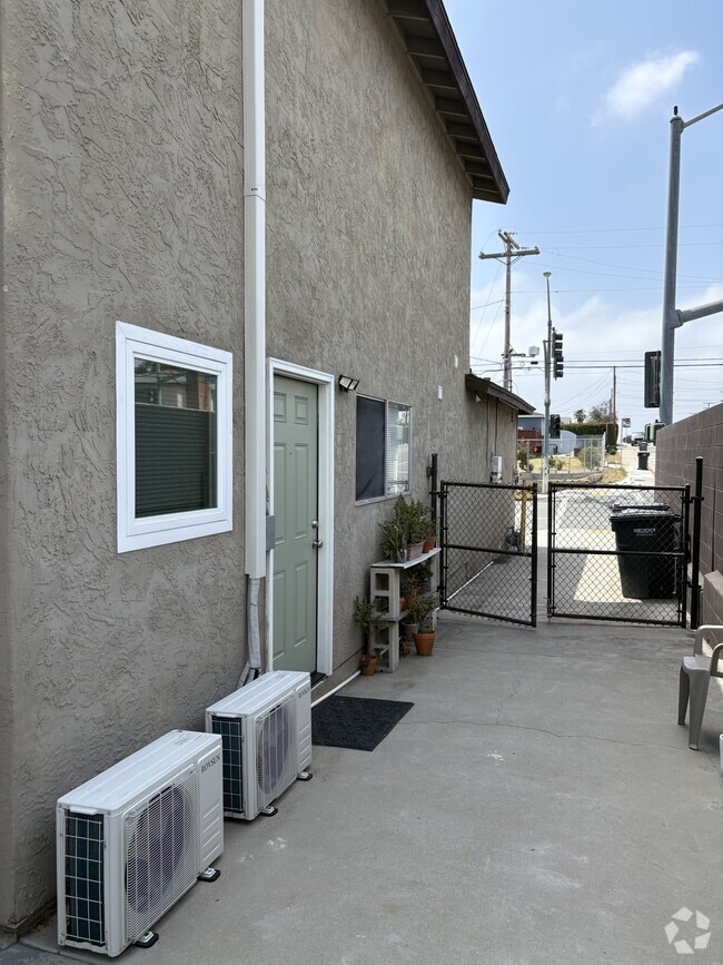 Building Photo - 2415 E 20th St Rental