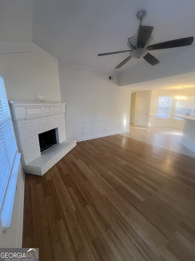 Photo - 530 Oxford Ridge