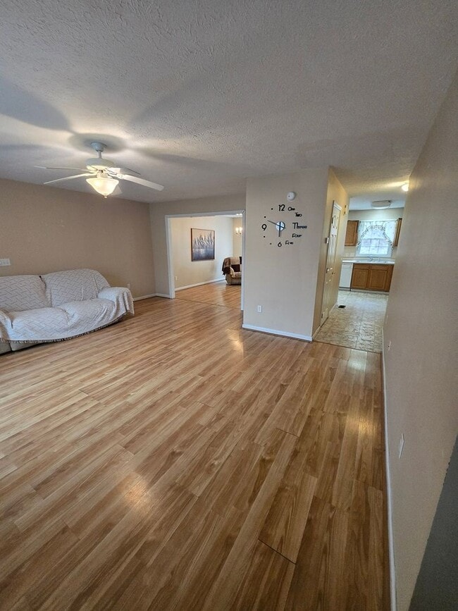 Photo - 252 Donna Ave