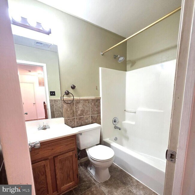 Photo - 940 Newington Ct