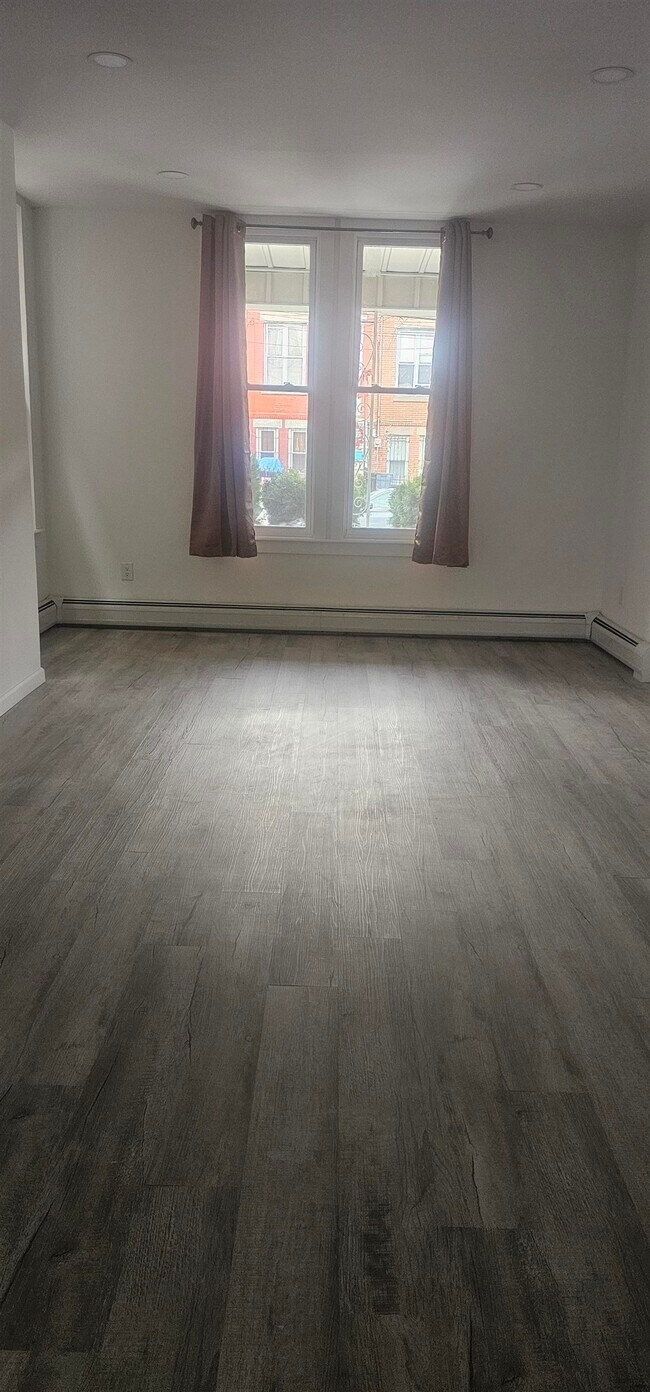 Photo - 202 Clerk St