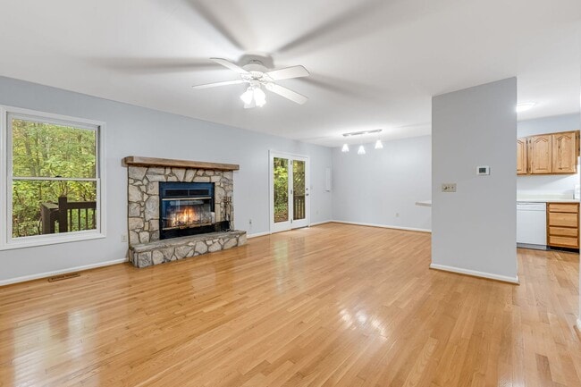 Building Photo - Bright 2-Bedroom Townhouse with Garage & P...