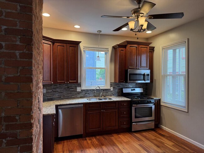 Photo - 2 Bedroom, 1 Bath Townhome in trendy Bloomfield.  Convenient!