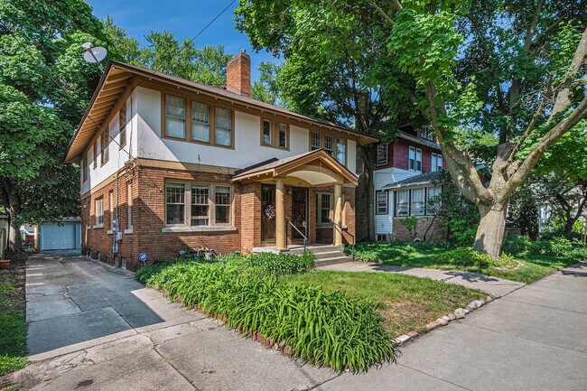 Photo - 719 Fulton St E