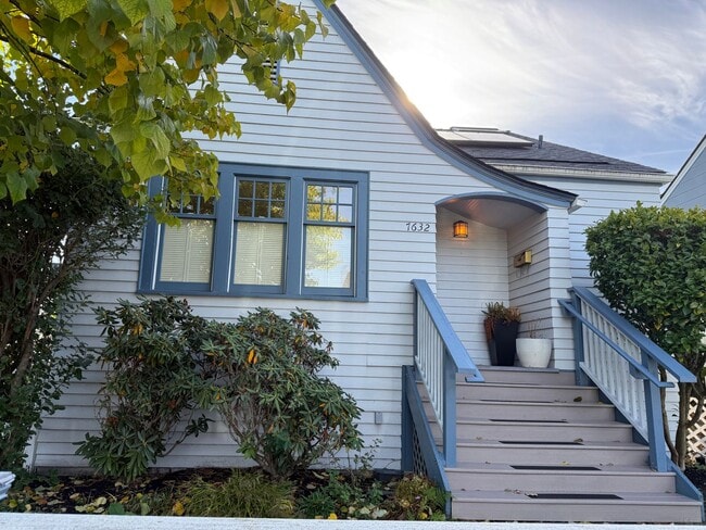 Building Photo - 3BR Tudor Home 1/2 Block from Greenlake!