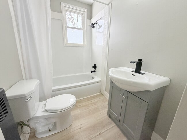 Photo - 1742 Confederation Line Unit 2