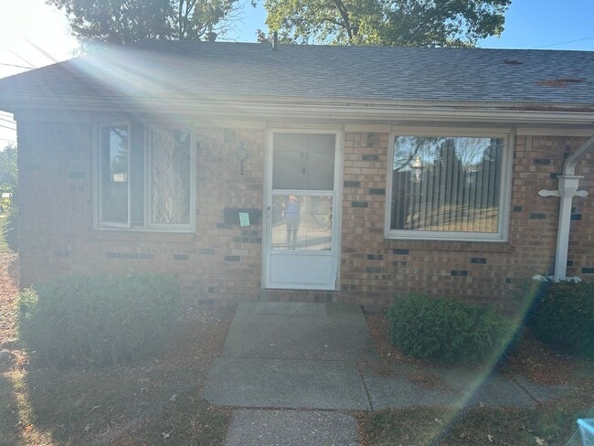 Building Photo - Colonial Gardens Apartments Unit Apt 50