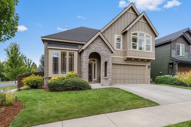 Building Photo - Stunning furnished home located in the des...