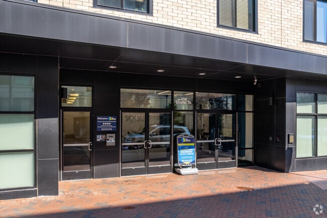 Entrada - The Square