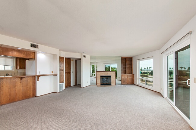 Building Photo - STUNNING BAY PARK 2BD/2BA CONDO WITH BAY V...