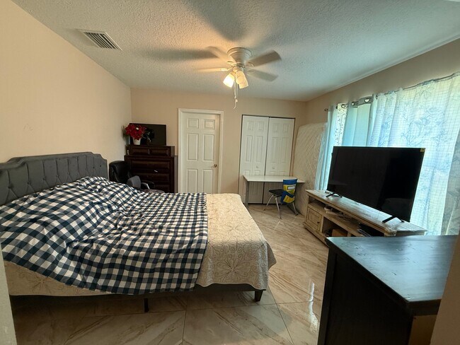Photo - 1355 25th Ave E