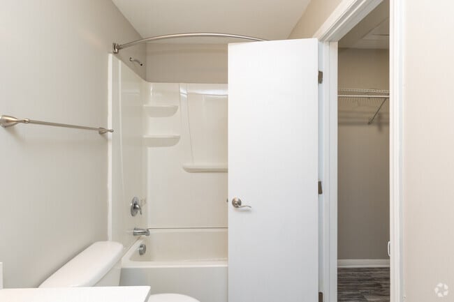 2BR, 1BA - 990SF - Bathroom
