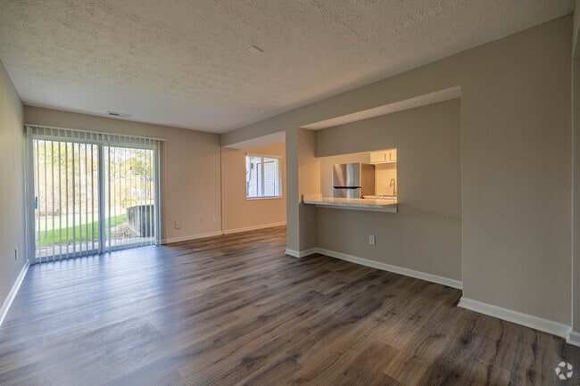 1BR, 1BA - 688SF - Living Room