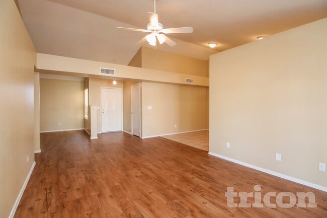 Photo - 102 W Ivyglen St