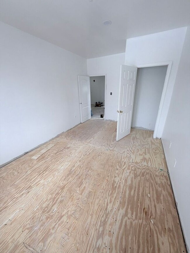 Photo - Police and first responders >> Three Beds , and One Bath