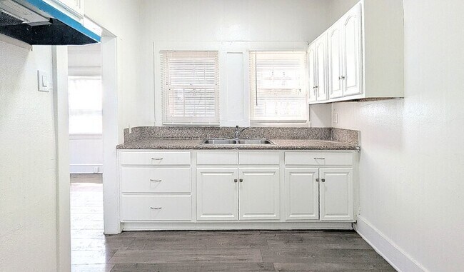 Photo - 435 W 4th St