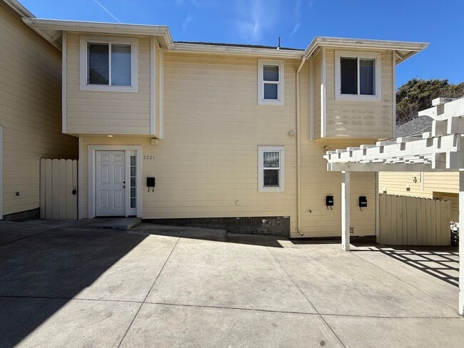 Building Photo - 2225-2225 9th Ave Rental