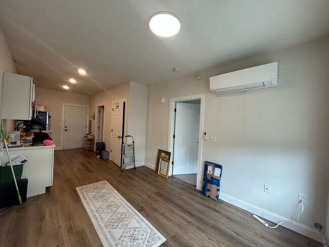 Photo - 2577 Downer