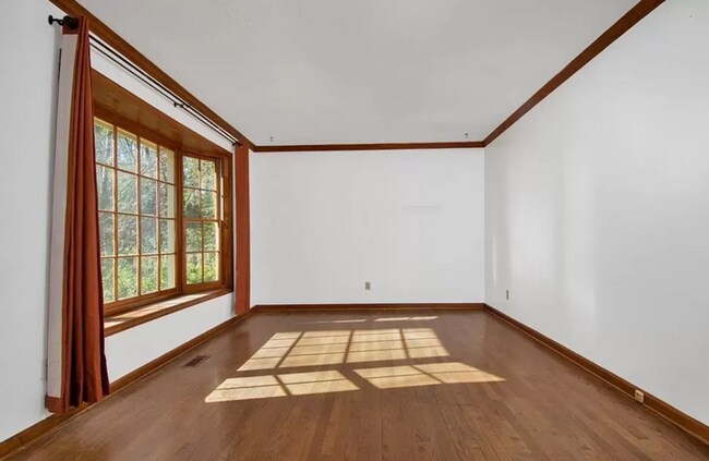 Photo - 225 Woodglen Dr