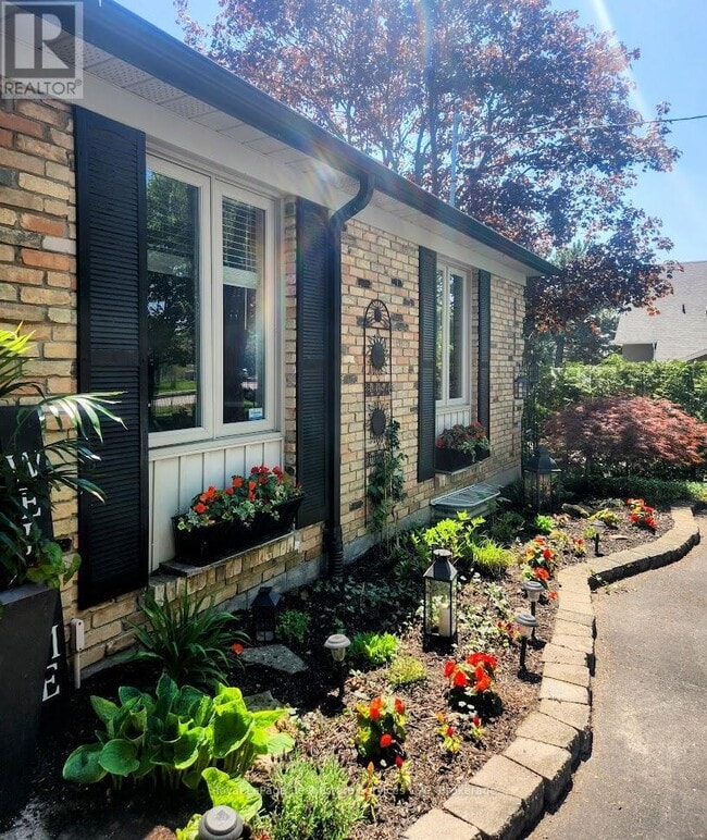 Photo - 184 Dundas St E